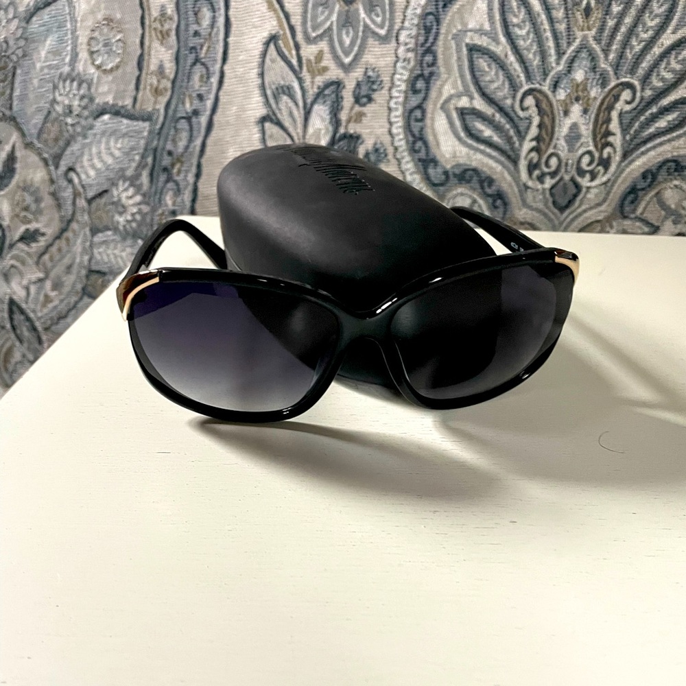 Oscar de la Renta sunglasses